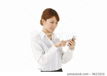 使用智慧型手機的女人 9623810