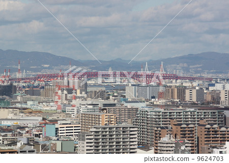 在大阪灣和風景風景的港口橋樑 9624703