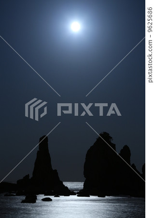 Pierrot pale rock of moonlit night 9625686