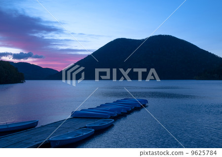Tibetsu湖的黎明 9625784
