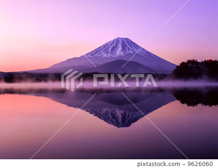 Morning of Lake Shoji 2001 4 14 9626060