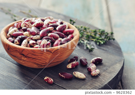 Raw haricot beans Raw haricot beans 9628362
