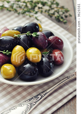 Different kinds of olives Different kinds of olives 9628381