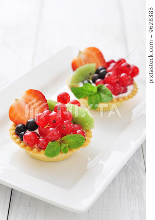 Tartlets with fresh berries Tartlets with fresh berries 9628383
