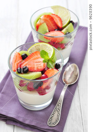 Yogurt and fresh berries 9628390