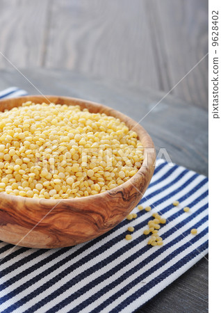 Raw couscous 9628402
