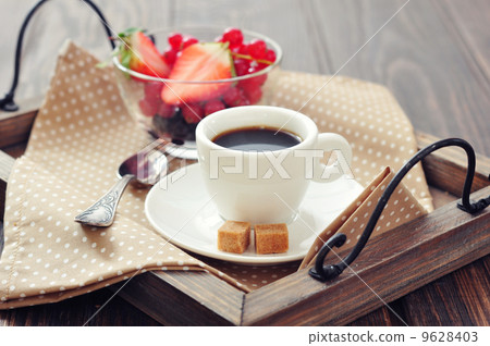 Coffee with fresh berries 9628403