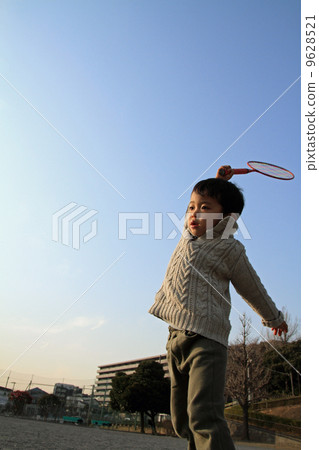 Infant playing badminton (4 year old child) 9628521