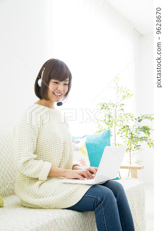 一個女人戴著耳機 一個女人戴著耳機 9628670