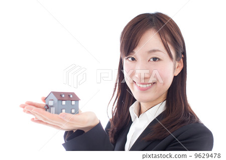 有房子模型的一名婦女 9629478