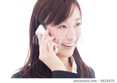 一名婦女談話在手機 一名婦女談話在手機 9629479