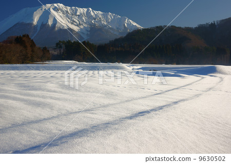 A rut that continues to the mountain 9630502