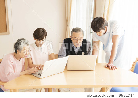 Senior who taught a computer to a caregiver 9631714