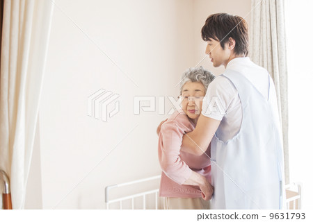 幫助轉移老年婦女的男性照顧者 9631793