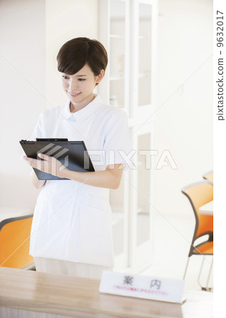 一位女士的護士接受采訪 9632017