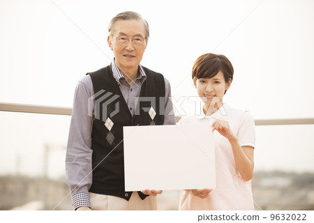 有留言簿的年長男性和女性照料者 9632022