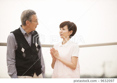 男性和女性照顧者與工作人員 9632097