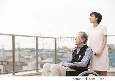 輪椅男性和女性照顧者 9632099