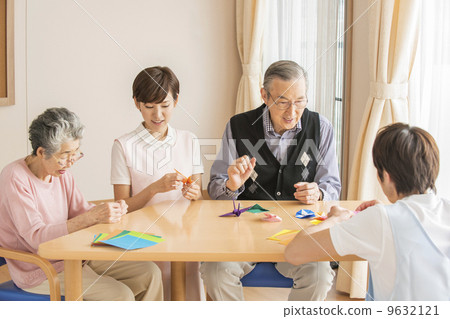 Senior and nurse enjoying origami Senior and nurse enjoying origami 9632121