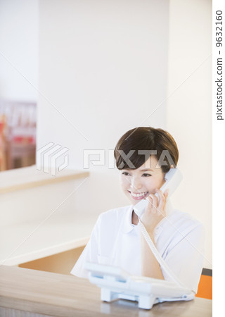 Women calling nurses 9632160