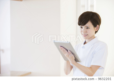 女護士做平板電腦操作 女護士做平板電腦操作 9632201