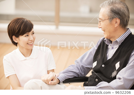 一個女人的照顧者和輪椅男人說話 一個女人的照顧者和輪椅男人說話 9632206