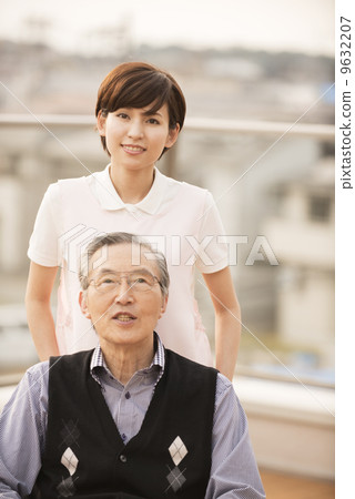 女性照顧者和輪椅男性 9632207