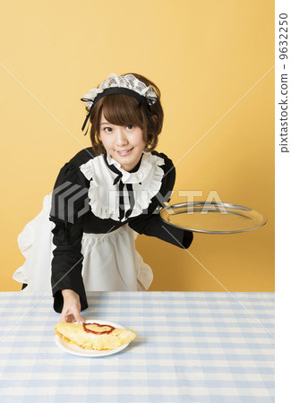Maids offering omelettes 9632250