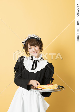 Maids offering omelettes 9632263