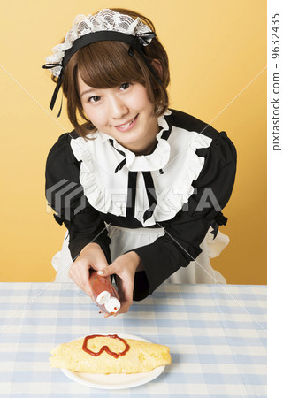 女士把番茄醬放在煎蛋捲上 9632435