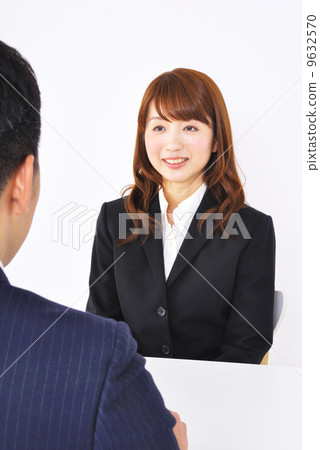 一位女士接受采訪 9632570