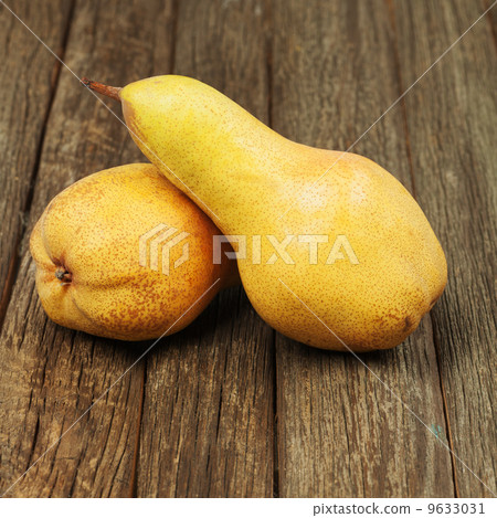Ripe pears on wooden background. 9633031