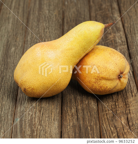 Ripe pears on wooden background. 9633252