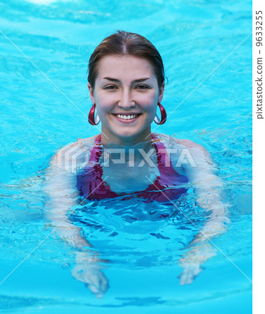 Young beautiful woman in swimming pool. 9633255