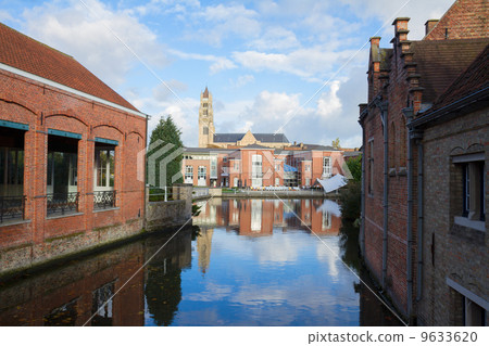 Sint Salvatorskathedraal over canal, Bruges 9633620