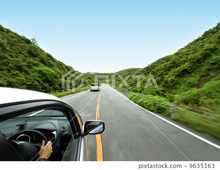 開車在山路上 9635163