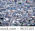 俯瞰山丘的城市 9635165