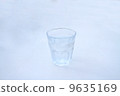 進入玻璃杯的水 9635169