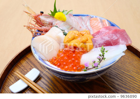 Bowl of rice topped with sashimi  9636890