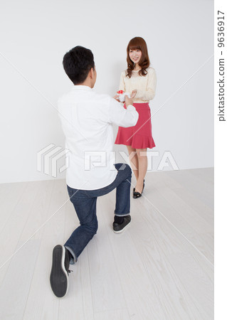 一個女人收到禮物 9636917