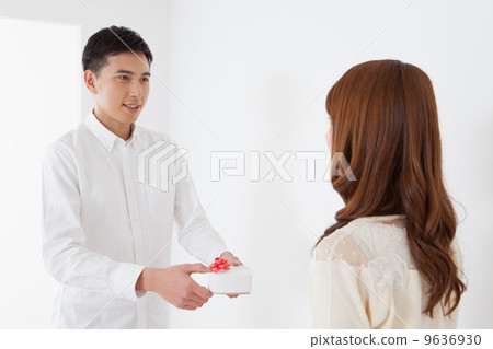 一個女人收到禮物 9636930