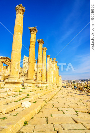 杰拉什的柱柱路仍然是廢墟(約旦,Jellash) 杰拉什的柱柱路仍然是廢墟(約旦,Jellash) 9636992