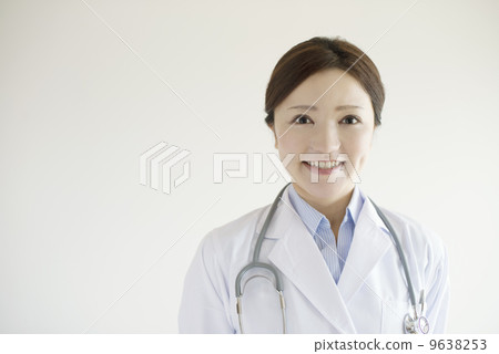 A smiling woman doctor 9638253