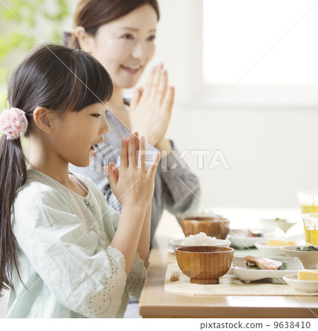 父母和父母在飯前調整雙手 9638410