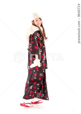 有冷氣候的俏麗的女孩在和服 9640724