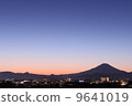 富士在晚上和城市景觀 9641019