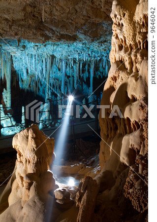 Stalactite stalagmite cavern 9646042