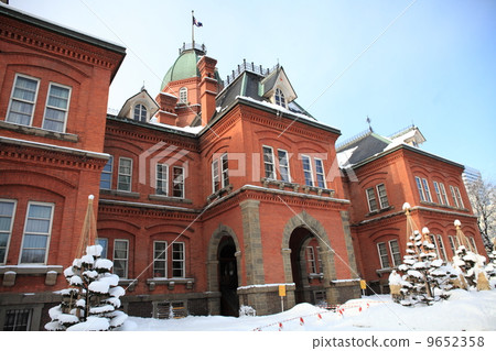 紅磚大廈在冬天 9652358