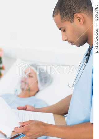 Doctor visiting patient in the hospital 9653769