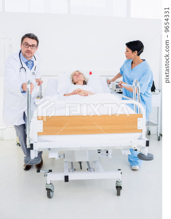 Doctors visiting a patient in the hospital 9654331